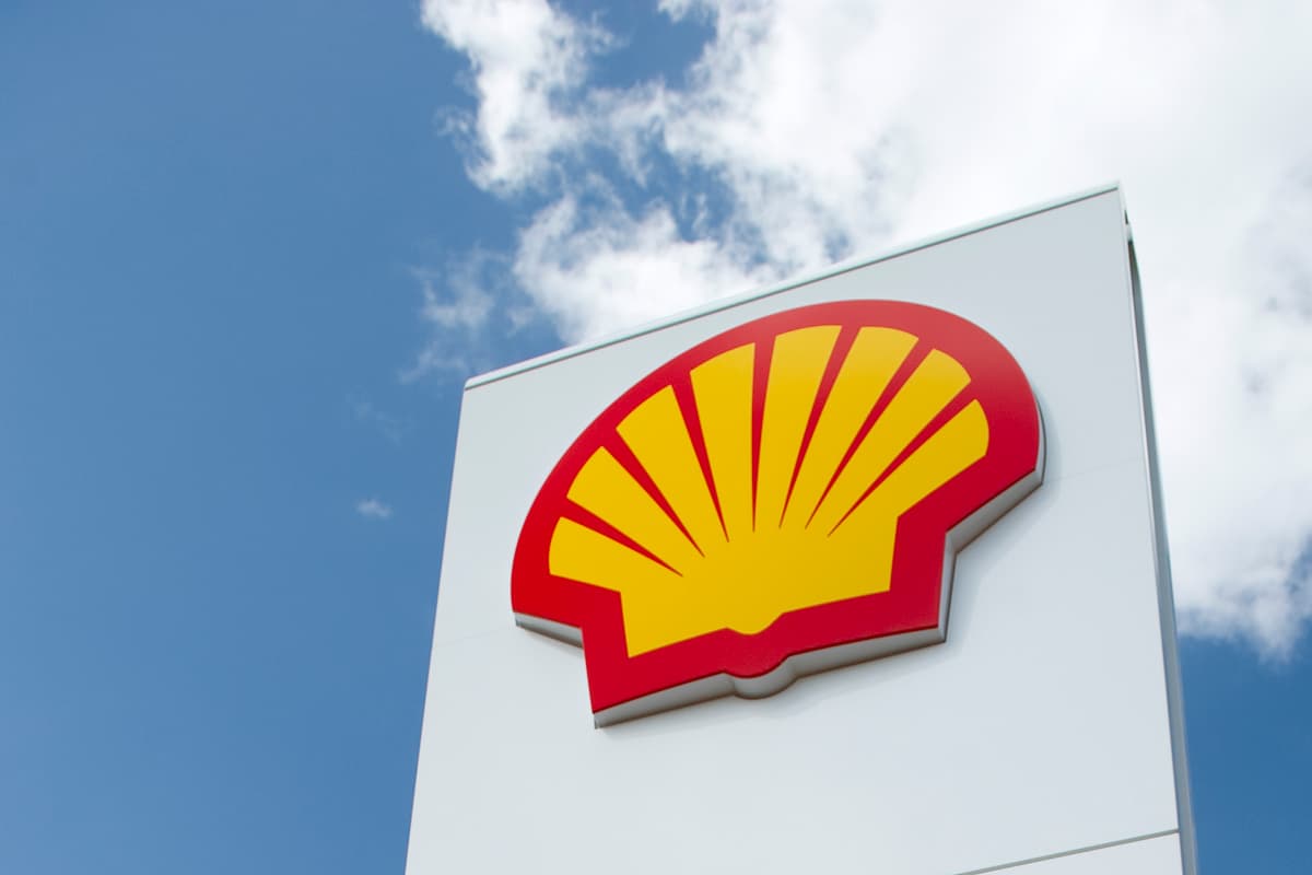 Cartel con el logo de Shell